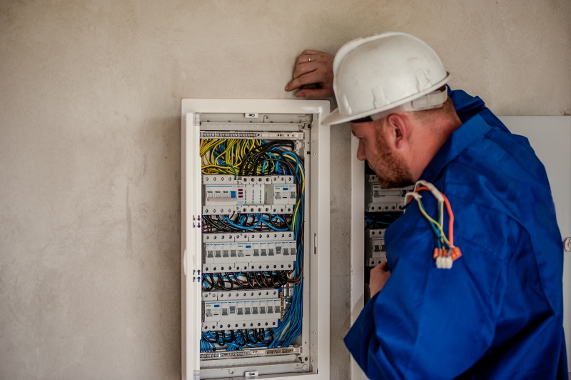 electricite-CHATEAUNEUF VILLEVIEILLE-min_electrician-2755683